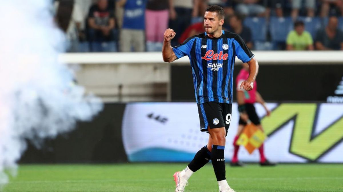 Maurizio Sarri pelatih kepala Atalanta berdiri mengamati pertandingan dari pinggir lapangan