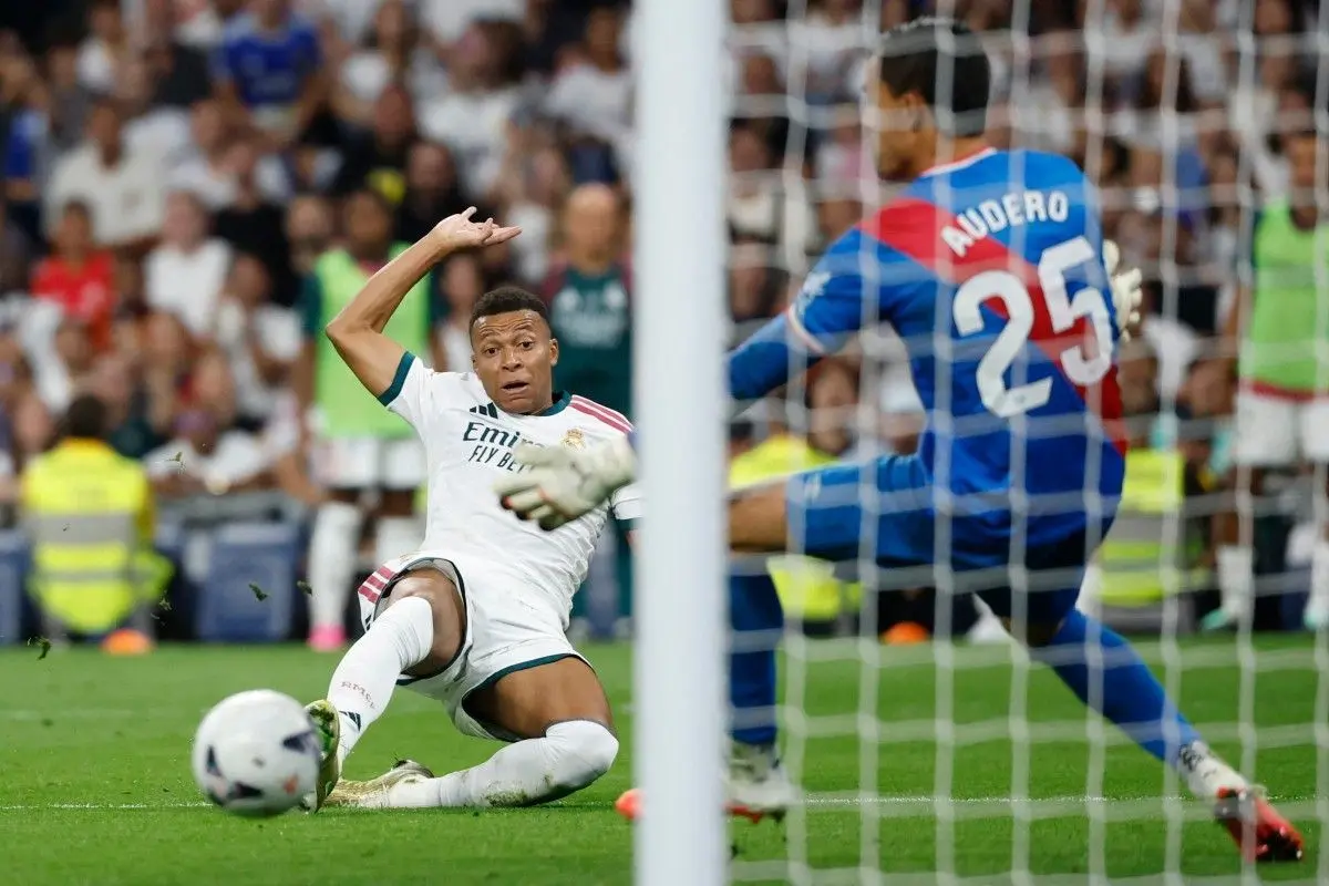 Thủ môn Indonesia đi vào lịch sử La Liga trong ngày đối đầu Real Madrid 2 Emil Audero Tampil Gemilang Meski Rayo Vallecano Kalah dari Real Madrid