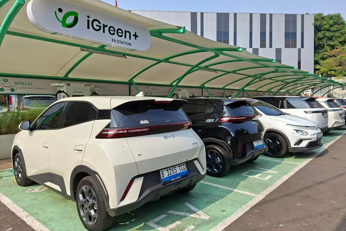 Lupa Cabut Charger Mobil Listrik Tidak Merusak Baterai